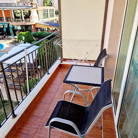 Pool View Apartment, Sunny
